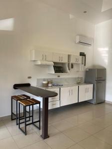 Dapur atau dapur kecil di Solé tamarindo - 2bed 2bath