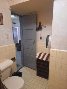 Un baño con inodoro, lavabo y puerta. en Casa en La zona Centro de la Ciudad, en Ciudad Juárez 22 fotos más