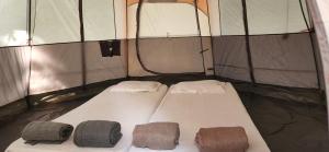 Letto o letti in una camera di Captain's Camp