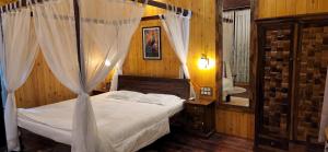 una camera da letto con un letto a baldacchino di Captain's Camp a Sirsi