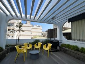 Balkón nebo terasa v ubytování 壹貳貳洋樓 l 自助入住 l 無人櫃檯 + 37 fotografií