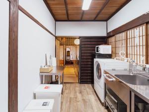Кухня или мини-кухня в 平田屋 明治の間 -Hirataya Meiji- 父母ケ浜4分
