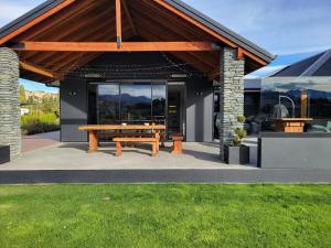 - une table de pique-nique devant une maison dans l'établissement Albert Town Retreat, à Albert Town