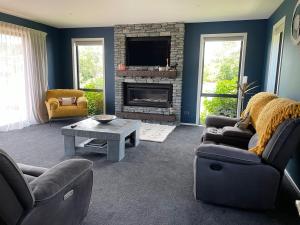 un salon avec un canapé et une cheminée dans l'établissement Albert Town Retreat, à Albert Town