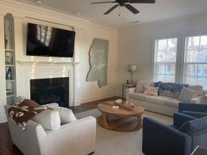 een woonkamer met banken en een open haard met een tv bij Occasionally Oxford in Oxford