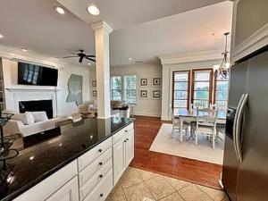 een grote keuken met een tafel en een eetkamer bij Occasionally Oxford in Oxford