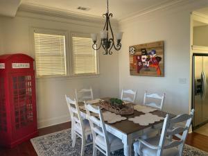 een eetkamer met een rode telefooncel en een tafel bij Occasionally Oxford in Oxford +28 foto's