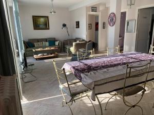 Charmant appartement lumineux et spacieux au centre de Royan - FR-1-738-44 في رويان: غرفة مع سرير مستشفى في غرفة معيشة +15 صورة