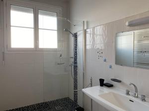 Charmant appartement lumineux et spacieux au centre de Royan - FR-1-738-44 في رويان: حمام أبيض مع دش ومغسلة