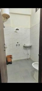 Koupelna v ubytování Hotel Shri Jeevan Dham