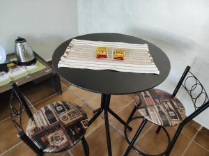 a black table with two pairs of shoes on top at Quarto privativo no Bairro Santa Mônica in Uberlândia