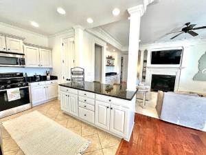 een grote keuken met witte kasten en een open haard bij Occasionally Oxford in Oxford