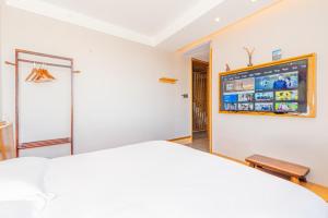Postel nebo postele na pokoji v ubytování Shenzhen Yusu Linting Seaview Inn Judiaosha Branch