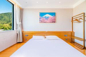 Postel nebo postele na pokoji v ubytování Shenzhen Yusu Linting Seaview Inn Judiaosha Branch