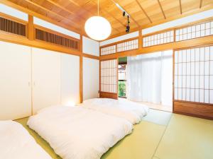 Mitoyo平田屋 昭和の間 -Hirataya Showa- 父母ケ浜4分的有窗户的房间里有两张床
