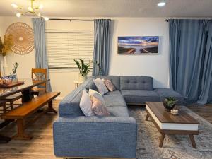 Woodsy Retreat, steps to Bay - Hot tub!的休息区