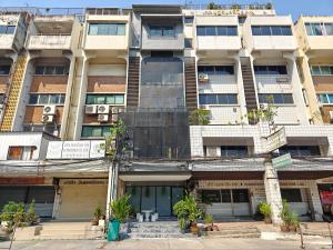 an apartment building with plants in front of it at Bangkok Watergate Townhouse 曼谷中心水門家 in Bangkok