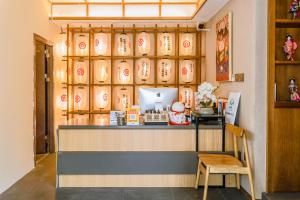 un ristorante con un bancone e una sedia di Shenzhen Yusu Linting Seaview Inn Judiaosha Branch a Shenzhen