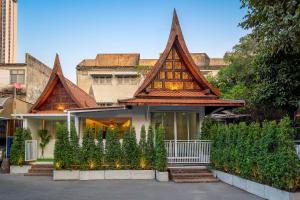 una casa con techo de tejas en una calle en Designer house Chao Phraya River - OH Homes 12, en Bangkok