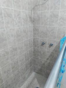 San AntonioにあるCasa de Huéspedes Encanto Raramuriのグレーのタイル張りのシャワー付きのバスルーム
