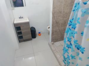 San AntonioにあるCasa de Huéspedes Encanto Raramuriの洗面台とトイレを備えた白いバスルーム