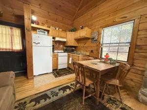 Kuchyň nebo kuchyňský kout v ubytování Cozy Bear Cabin-Stunning Mountain View, Dogs welcome with Pet Rate