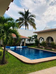 una piscina frente a una casa en Casa Los Arcos, en Oaxtepec