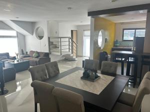 ein Esszimmer und ein Wohnzimmer mit Tisch und Stühlen in der Unterkunft Hermoso Penthouse in Tuxtla Gutiérrez