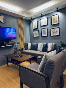 TV a/nebo společenská místnost v ubytování H&D Suites-Memories are personal