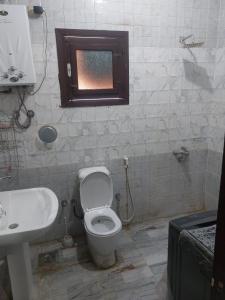 a bathroom with a toilet and a sink at Horus apartment in Al Bayāḑīyah