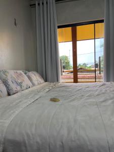 een slaapkamer met een bed met een groot raam bij Cop30 aluguel in Belém