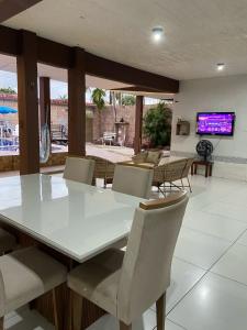 een eetkamer met een witte tafel en stoelen bij Cop30 aluguel in Belém