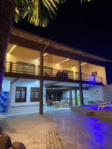 een groot gebouw met een balkon in de nacht bij Cop30 aluguel in Belém