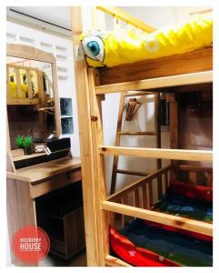 a room with two bunk beds with a mirror at Homestay Riceberry Ramintha in Ban Baen Phichit