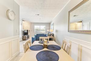 una sala da pranzo con un tavolo e uno specchio di 2810 Ohio Avenue #1 a Fernandina Beach