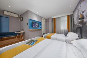 Ένα ή περισσότερα κρεβάτια σε δωμάτιο στο Lanyu Hotel-Guangzhou YongQingFang Tourist Scenic Spot Branch-Airport pick-up service