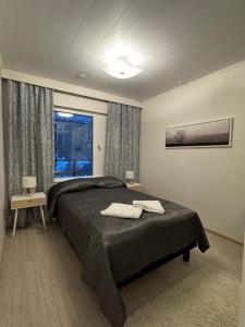 Un dormitorio con una cama con dos toallas encima. en Ketunpesä Puijolla, en Kuopio