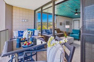 een woonkamer met een tafel en stoelen bij Valley Isle Resort 804 condo in Kahana +29 foto's