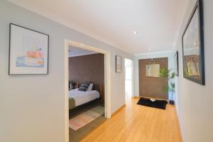 Ein Bett oder Betten in einem Zimmer der Unterkunft Airport 5BR Retreat - Full Kitchen & Tranquil