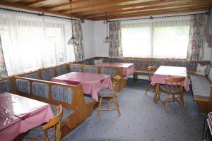 Ein Restaurant oder anderes Speiselokal in der Unterkunft Berghaus Maria 