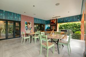 een eetkamer met een tafel en stoelen erin bij Braham Lodge - The Octave in Johannesburg +36 foto's