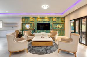 een woonkamer met een tafel en stoelen bij Braham Lodge - The Octave in Johannesburg