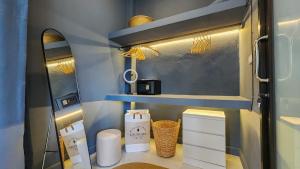 Baño pequeño con espejo y lavabo en Modern Zen Houses Soft mattress 900 Mbps 10min beach, en Ko Pha Ngan