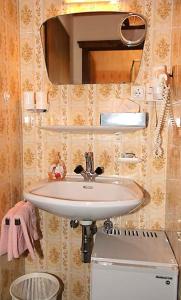 y baño con lavabo y espejo. en Berghaus Maria, en Pettneu am Arlberg