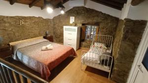 una camera con un letto e una culla di Monte Cimeiro a Chaveirinha