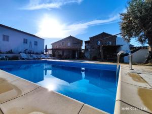 una piscina davanti a una casa di Monte Cimeiro a Chaveirinha Altre 22 foto