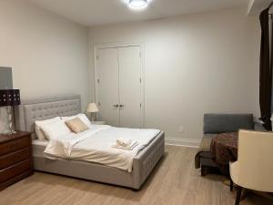 Un pat sau paturi într-o cameră la Guest suite in Richmond(Rose Garden Vacation)