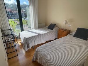 Giường trong phòng chung tại Apartamento Lúa de Baiona, cerca de la playa y el casco viejo