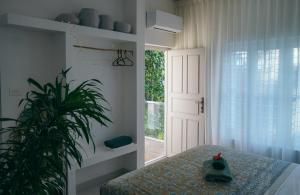 Postel nebo postele na pokoji v ubytování Utopia Varkala - Boutique stay in Odayam rice fields