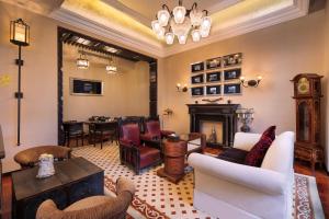 un salon rempli de meubles et d'une cheminée dans l'établissement The Republic Era Music Mansion, à Guilin